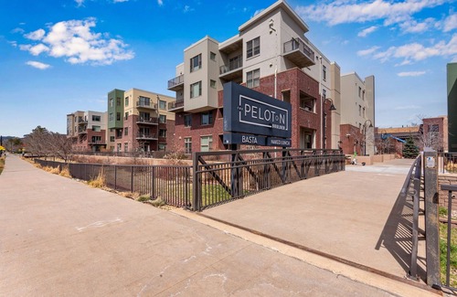 Baseline Sub Condo | Luxury Condo Rooftop Pool 30-day min