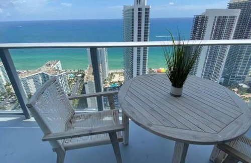Hallandale Beach Condo | Luxury Condo, Stunning Ocean views, Free Parking!