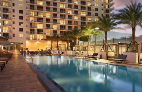 Hallandale Beach Condo | Luxury Condo, Stunning Ocean views, Free Parking!