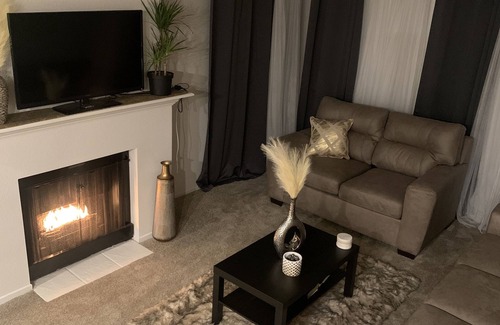 Burbank Bed & Breakfast | Luxury Condo w/Complimentary Breakfast and Free Parking! 5 mins from Universal