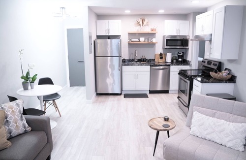 Melrose Condo | Luxury Condo w/Pool *Newly Renovated*