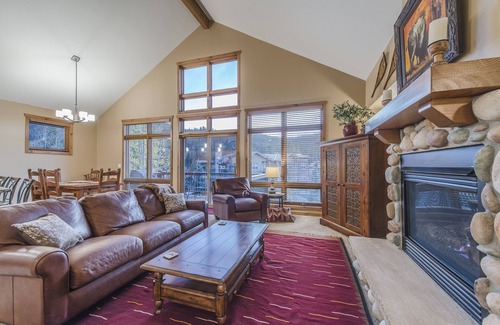 Old Town Condo | Luxury condo w/underground parking. Only minutes from slopes. Shared hot tub