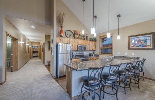 Old Town Condo | Luxury condo w/underground parking. Only minutes from slopes. Shared hot tub
