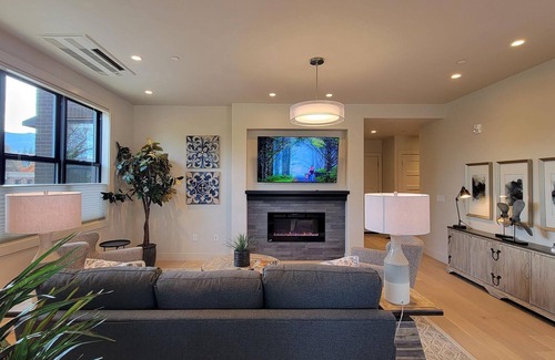 Siskiyou-Hargadine Historic District Cabin | Luxury condo with 2 bedrooms/2 bathrooms, sleeper sofa, full kitchen.
