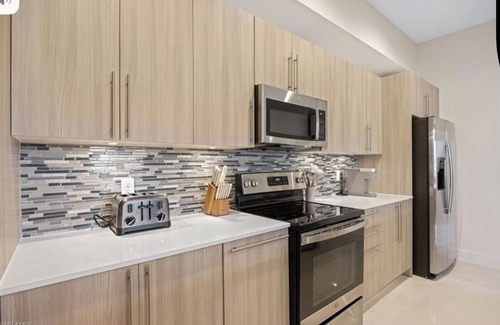 Majestic Palms Condo | Luxury Condo with pool and hot tub. Minutes from Fort myers beach and more