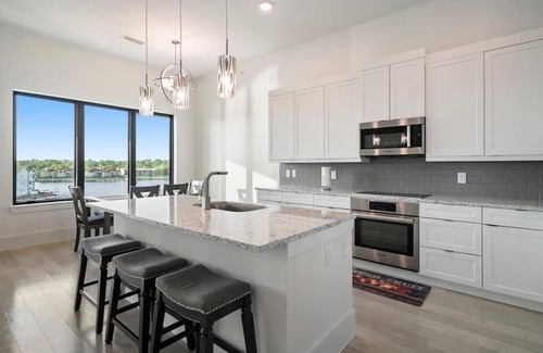 Montgomery Condo | Luxury condo with stunning lake views