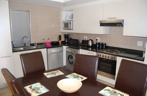 Plumstead Apartment | Luxury CONSTANTIA CAPE TOWN Apartment , Mountain View , Satelite TV, Gym , Wifi