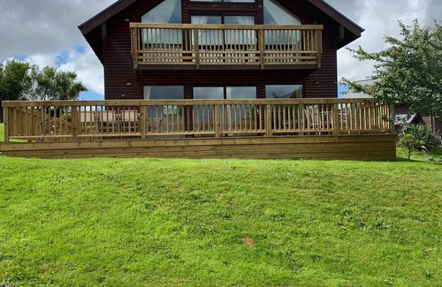 Winnard's Perch Ski Chalet | Luxury Constantine Lodge 4 bedrooms Hot Tub with for hire
