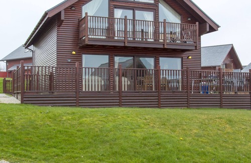 Winnard's Perch Ski Chalet | Luxury Constantine Lodge 4 bedrooms Hot Tub with for hire