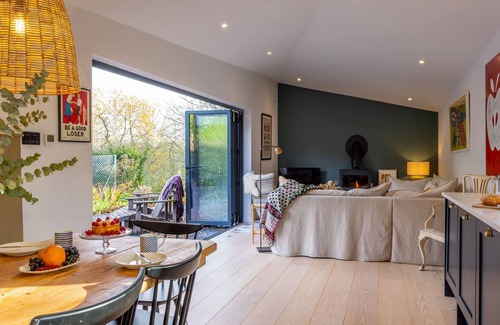 Ditchling Cabin | LUXURY CONTEMPORARY ECO CABIN WITH TENNIS COURT AND INDOOR POOL