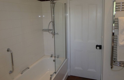 Kinnerton Cabin | Luxury converted Coach House; stunning views in rural location