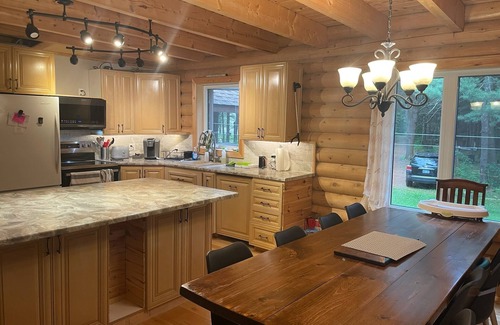 Algonquin Highlands Cottage | Luxury cottage in tranquil Algonquin Highlands with WiFi