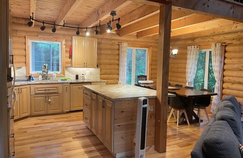 Algonquin Highlands Cottage | Luxury cottage in tranquil Algonquin Highlands with WiFi