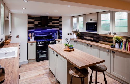 Whitby Cottage | Luxury cottage by the sea/golf course, harbour, 5 bed,parking,garden,petfriendly