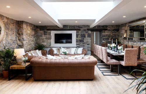 Galway City Centre House | Luxury Cottage - City Center - Large Garden with Hot Tub -7 Bedrooms-4 Bathrooms