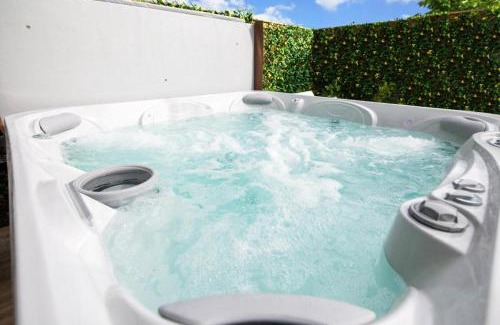 Galway City Centre Apartment | Luxury Cottage - City Center - Large Garden with Hot Tub -7 Bedrooms-4 Bathrooms