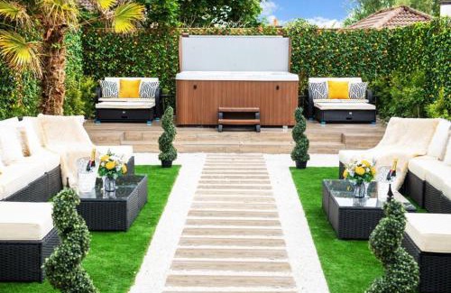 Galway City Centre Apartment | Luxury Cottage - City Center - Large Garden with Hot Tub -7 Bedrooms-4 Bathrooms