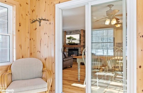 Lake of Bays Cottage | Luxury Cottage in Muskoka with Pool & Hot Tub -1min to the Beach