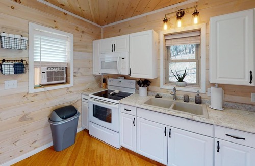 Nelsonville House | Luxury Cottage in Nelsonville, close to Train, Opera House, near Hocking Hills