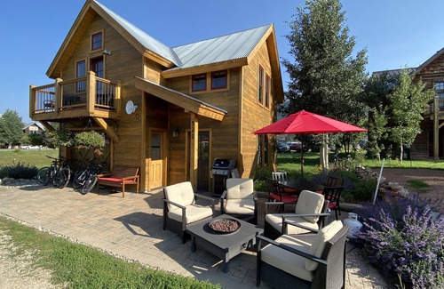Crested Butte House | LUXURY COTTAGE IN CB TOWN - AMAZING VIEWS, BUS 1 blk, ELK 2.5 blks, Dog Allowed