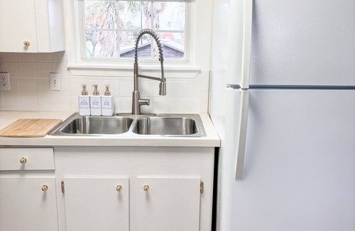 Flour Bluff House | Luxury cottage on the bay/private pier/Flour Bluff/15 min. to the beach!