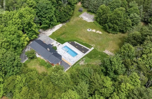 Mulmur Cottage | Luxury Cottage on 8 Acres of Greenery w/Pool & Games Room!