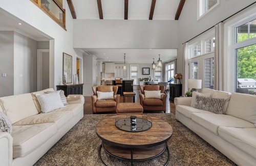 Oro Station Cottage | Luxury Cottage on Lake Simcoe & Pool - 1 Hr to Toronto; Mins to Skiing & Golf