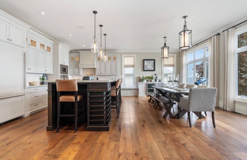 Oro Station Cottage | Luxury Cottage on Lake Simcoe & Pool - 1 Hr to Toronto; Mins to Skiing & Golf