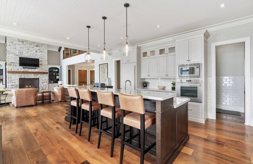 Oro Station Cottage | Luxury Cottage on Lake Simcoe & Pool - 1 Hr to Toronto; Mins to Skiing & Golf
