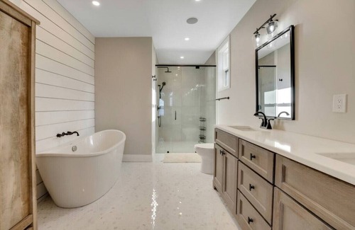 Coe Hill Cottage | Luxury Cottage overlooking Wollaston Lake-Hot tub