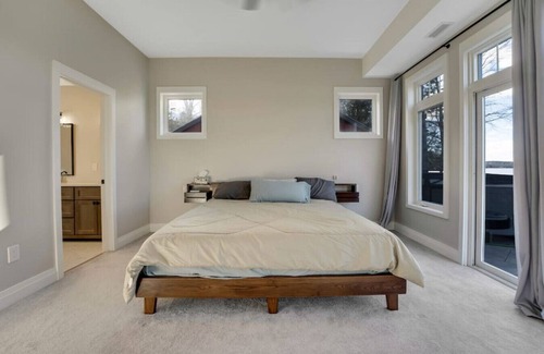 Coe Hill Cottage | Luxury Cottage overlooking Wollaston Lake-Hot tub