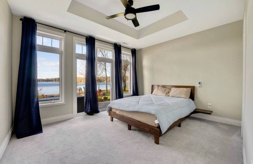 Coe Hill Cottage | Luxury Cottage overlooking Wollaston Lake-Hot tub