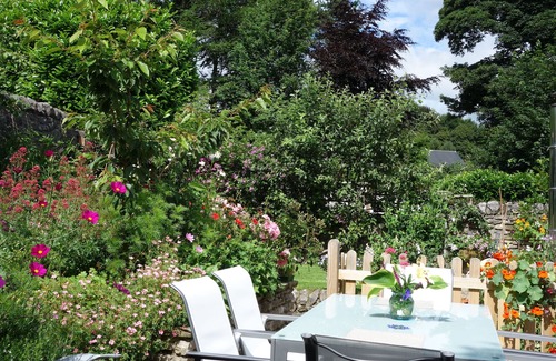 Tideswell Cottage | Luxury Cottage Sleeping 8, Pet Friendly in Historic Village of Tideswell.