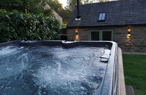 Beeley Cottage | Luxury cottage with garden in Peak District near Chatsworth House, dog friendly