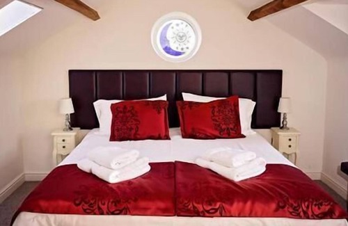 Corsham Cottage | Luxury Cottage with Garden View at Queen Anne's Stable