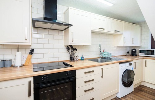 Upper Dicker House | Luxury Cottage with Tennis Court, Hot Tub and BBQ