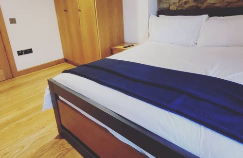 Sketty Cottage | Luxury Cottage with Hot Tub and Log Burner