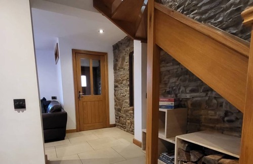 Sketty Cottage | Luxury Cottage with Hot Tub and Log Burner