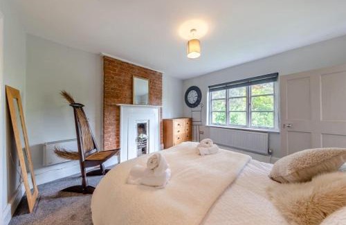 Shifnal House | Luxury Country Escape with Hot Tub perfect for Friends and Families