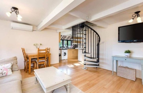 Upper Dicker House | Luxury Country Estate Perfect for Large Groups