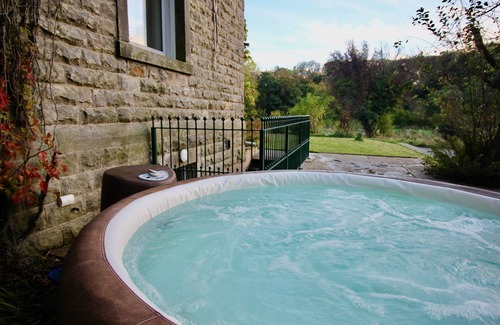 High Bentham House | Luxury Country House - Hot Tub, Sauna, Riverside