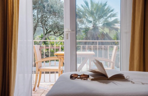 Funchal Villa | Luxury country house sleeps 17 with huge gardens, private pool, BBQ & sea views