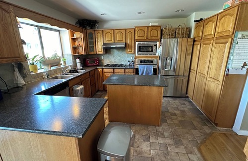 Port Moody House | Luxury Country Style Home - S -. +Hottub And Gym+ . Pet Friendly !