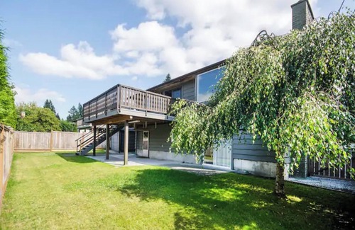Port Moody House | Luxury Country Style Home - S -. +Hottub And Gym+ . Pet Friendly !