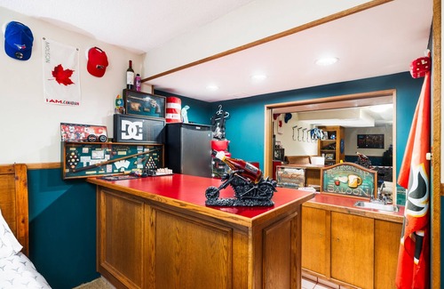 Port Moody House | Luxury Country Style Home - W -. +Hottub And Gym+ . Pet friendly* *Sleeps 5*