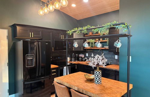 Leasburg Cabin | Luxury Couples Retreat with Hot Tub and Sauna