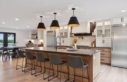 Alexandria House | Luxury Cowdry Cottage Lake Home