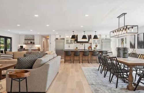 Alexandria House | Luxury Cowdry Cottage Lake Home