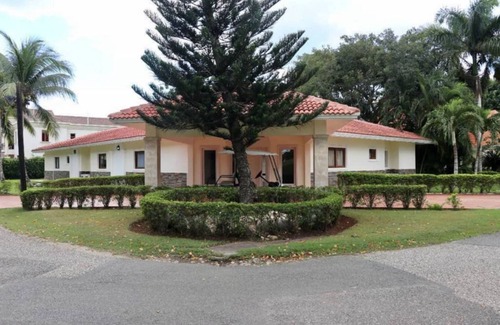 San Pedro de Macoris House | Luxury & Cozy Villa with Jacuzzi at Metro Club