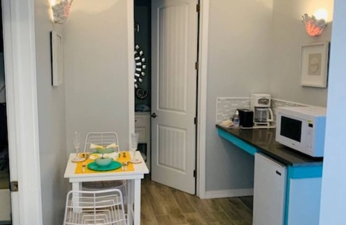 Sugar Loaf Settlement Apartment | Luxury/cozy 2-bedroom apartment directly on beach WiFi, AC, desk, full kitch